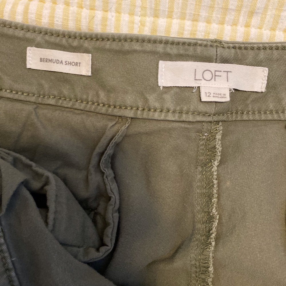 LOFT Olive Green Casual Shorts. SIZE 12, 2 pockets front, 2 stitched in back.EUC - Picture 2 of 14